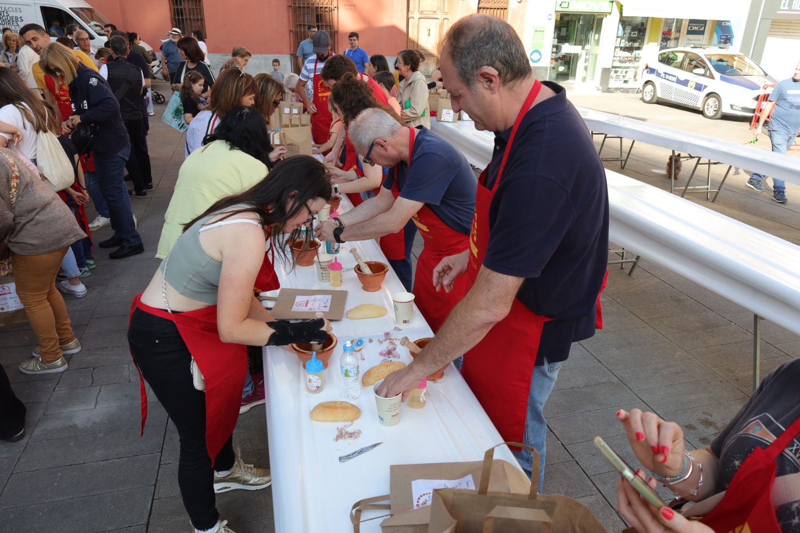 FOTOGALERÍA I Las imágenes de la Nit de la Xulla y del encuentro de elaboración de allioli de las fiestas de Vila-real