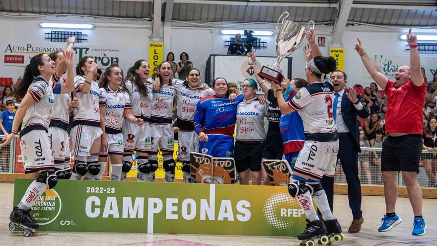 Natasha Lee levanta, entre el júbilo de compañeras y cuerpo técnico, el trofeo de Liga. | |  DAVID VALIENTE / RFEP