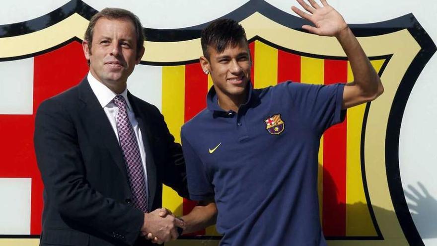 Sandro Rosell y Neymar, el día de su presentación con el Barça en 2013.