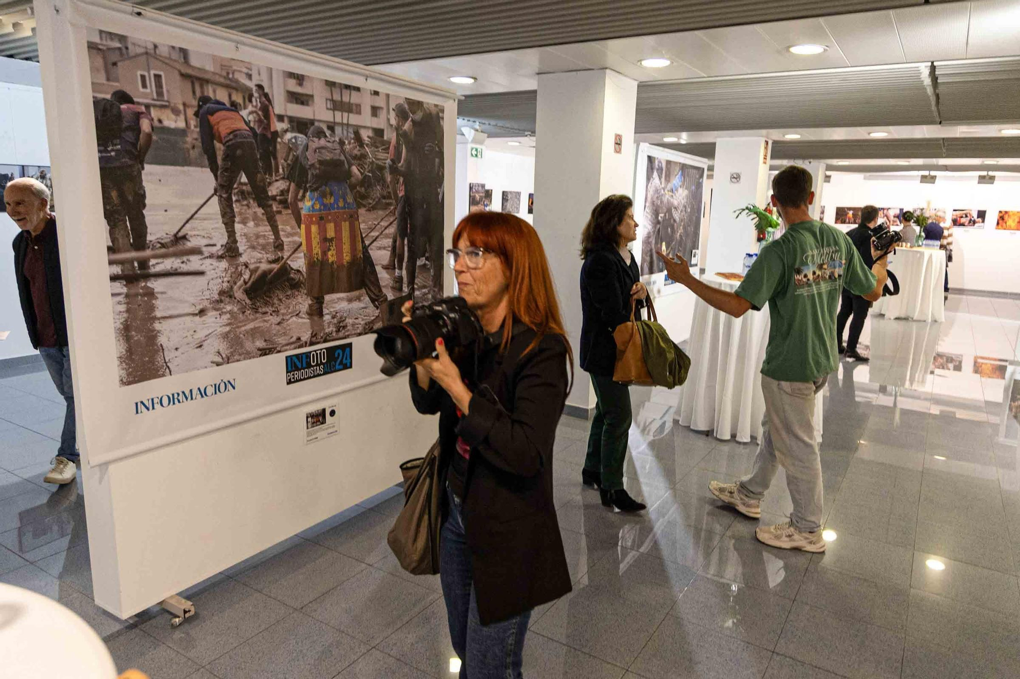 lleno total en la inauguración de INFotoperiodistas 2024,. un año de fotografía de prensa en Alicante