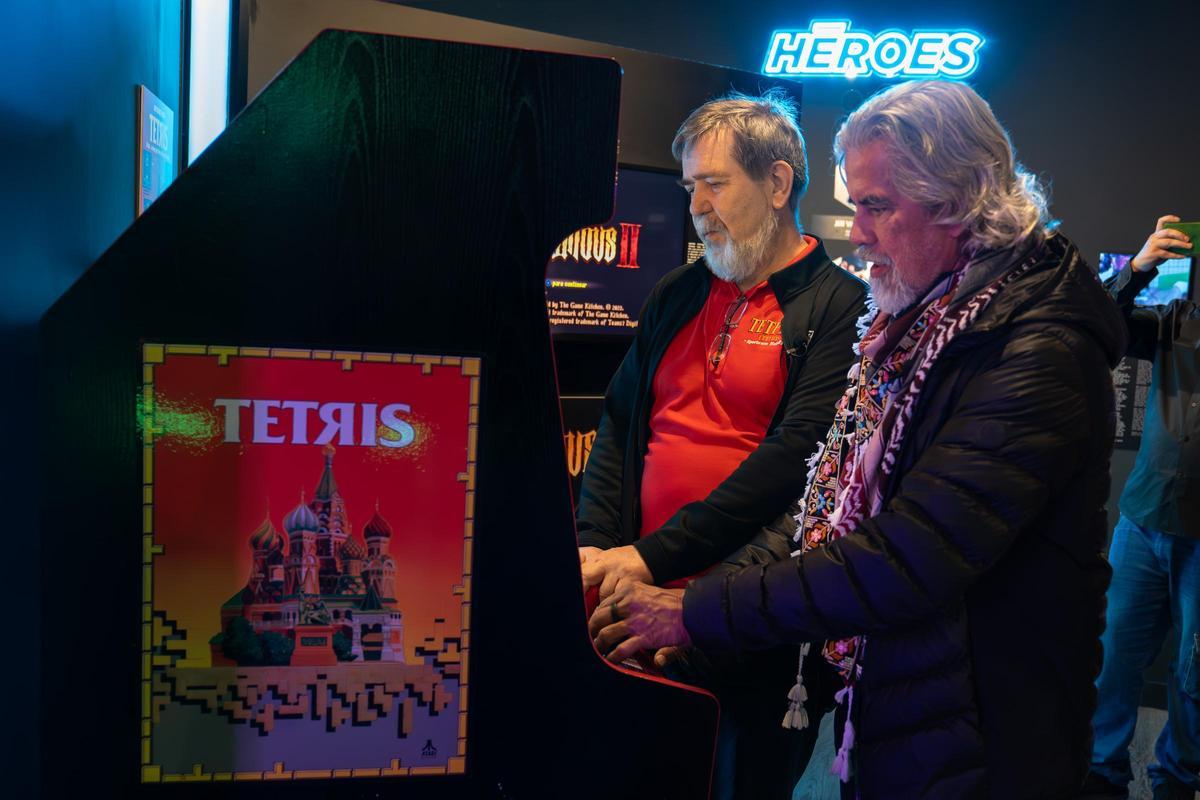 Alexey Pajitnov y Henk Rogers juegan al Tetris
