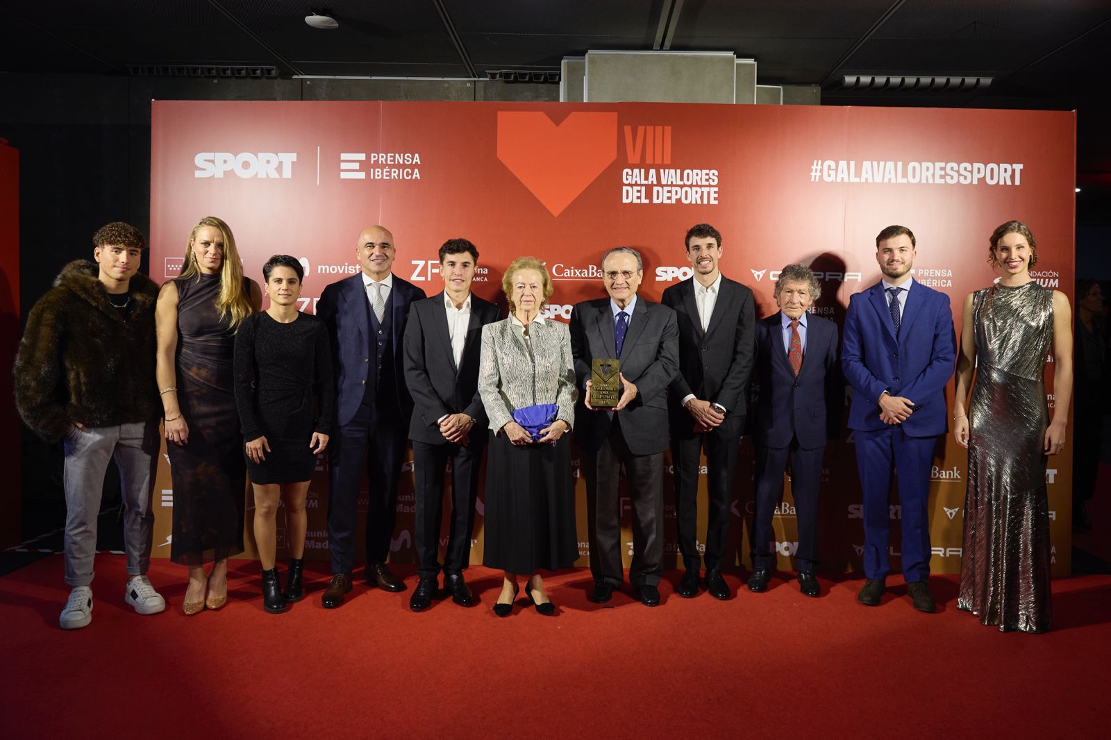 Los premiados de la Gala Valores, junto a Javier Moll, presidente de Prensa Ibérica y Arantza Sarasola, vicepresidenta de Prensa Ibérica