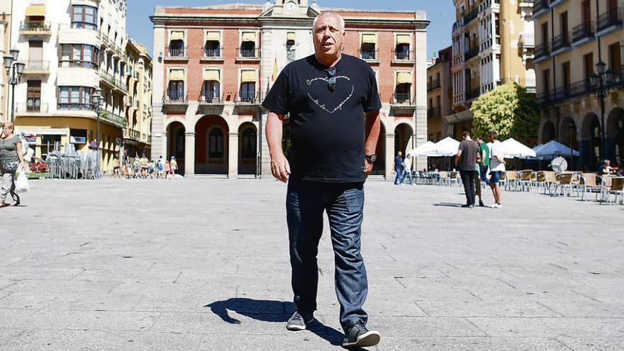 El director de cine Antonio del Real pasea por la Plaza Mayor.