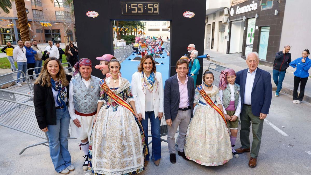 María José Catalá y José Luis Almeida, visitando la Falla Sueca Literato Azorín