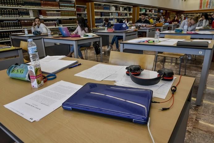 LAS PALMAS DE GRAN CANARIA A 06/06/2017. Alumnos preparándose para la prueba EBAU en la Biblioteca Pública. FOTO: J.PÉREZ CURBELO