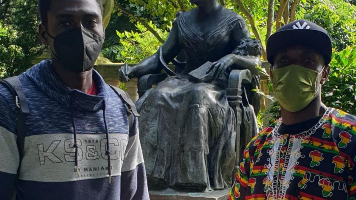 Magatte e Ibrahima, frente a la estatua de Emilia Pardo Bazán.   | // L.O.