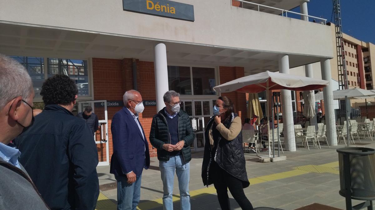 El alcalde de Dénia, Vicent Grimalt, el conseller y la directora de Ferrocarrils de la Generalitat Valenciana, en la estación dianense