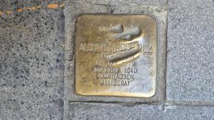 La stolpersteine maltrecha de José Alcubierre Pérez, deportado y superviviente de Mauthausen.