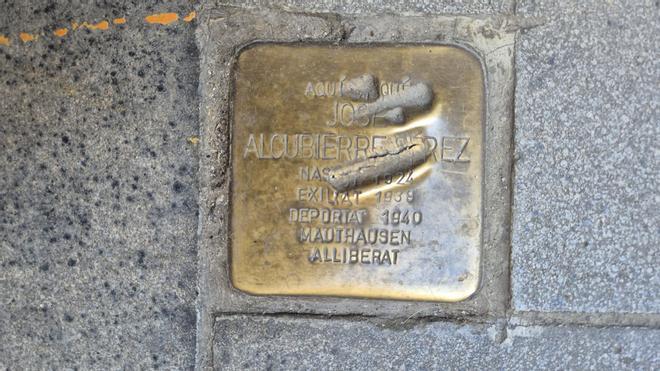 La stolpersteine maltrecha de José Alcubierre Pérez, deportado y superviviente de Mauthausen.