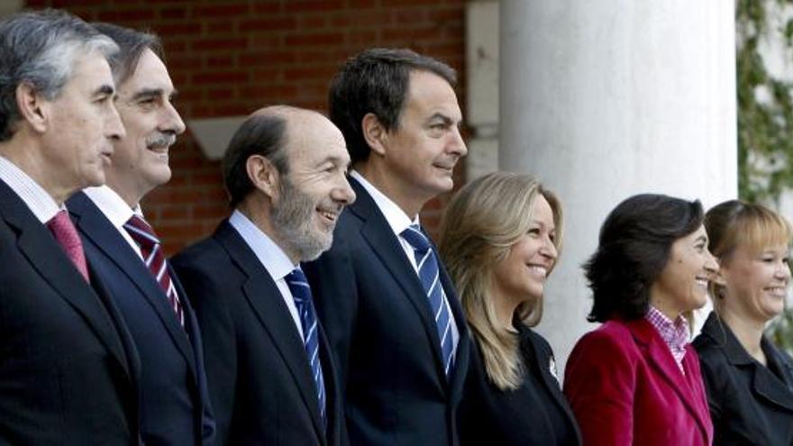 Zapatero, con sus nuevos ministros en la Moncloa.