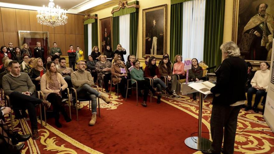 Ana González presenta las actividades del Día Internacional Contra la Violencia de Género en el salón de recepciones.