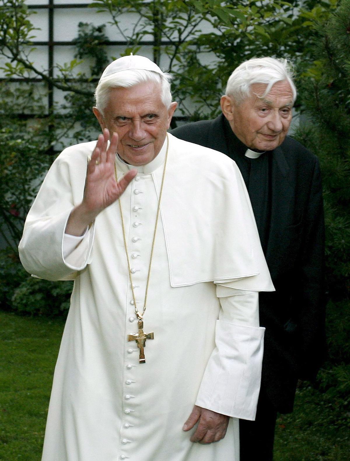 El papa Benedicto XVI (izquierda) junto a su hermano Georg Ratzinger en el exterior de su casa en Pentling, un suburbio de Regensburg, Alemania, el 13 de septiembre del 2006.