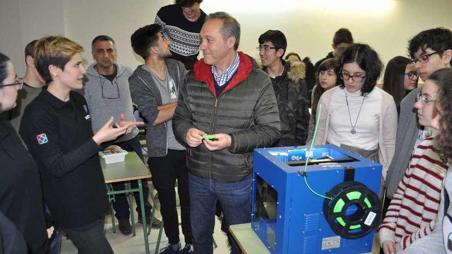 El alcalde de Soutomaior, Agustín Reguera, con los alumnos durante el taller de robótica. // FdV