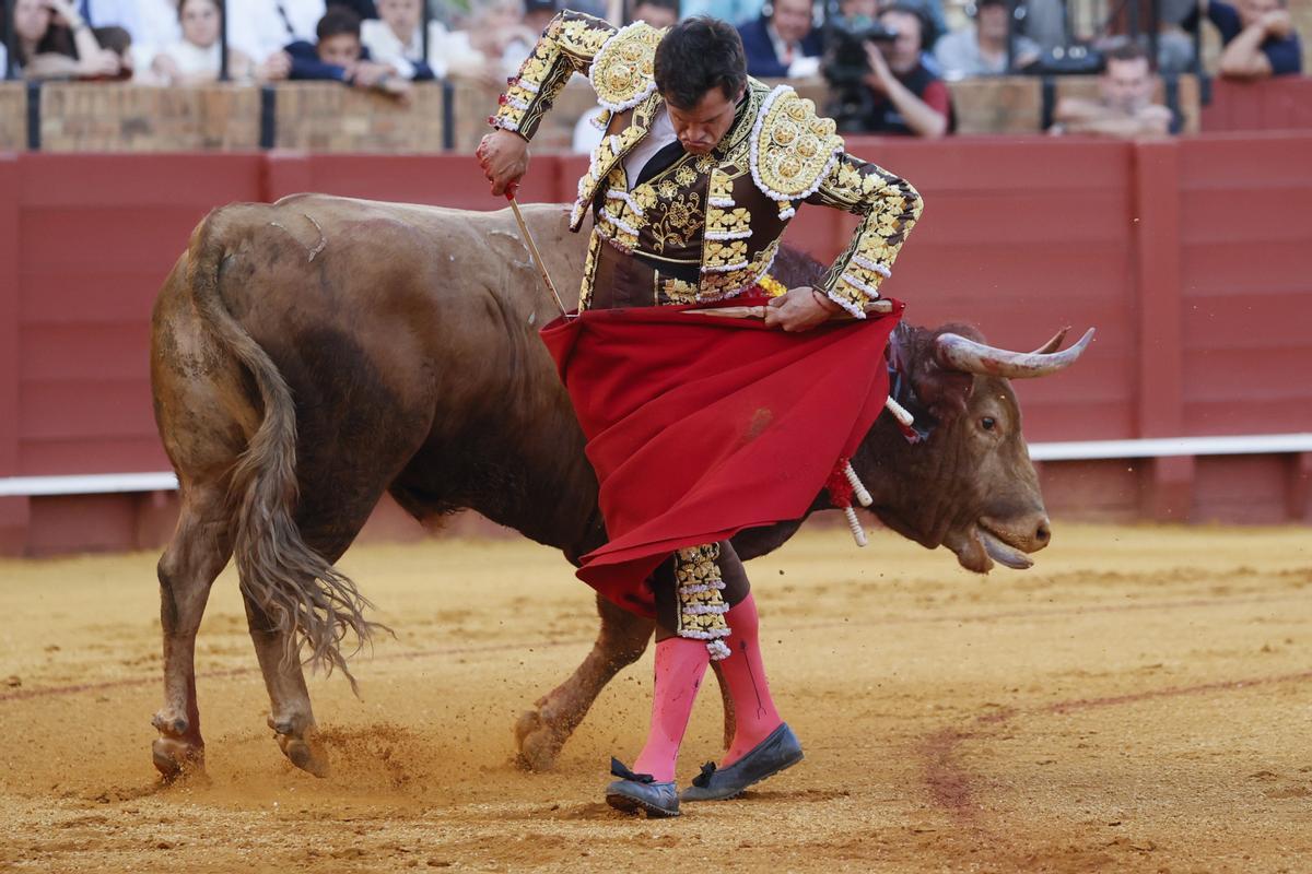 El diestro Daniel Luque da un pase al segundo de su lote