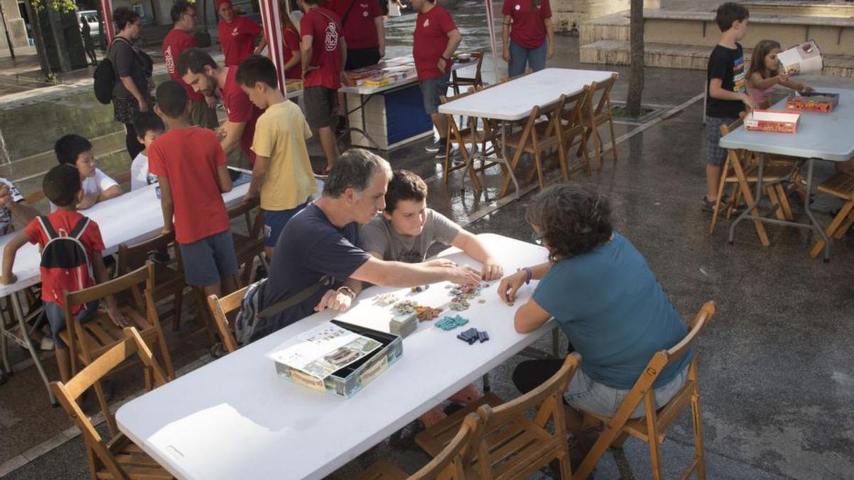Famílies jugant a jocs de taula a Sant Domènec | OSCAR BAYONA