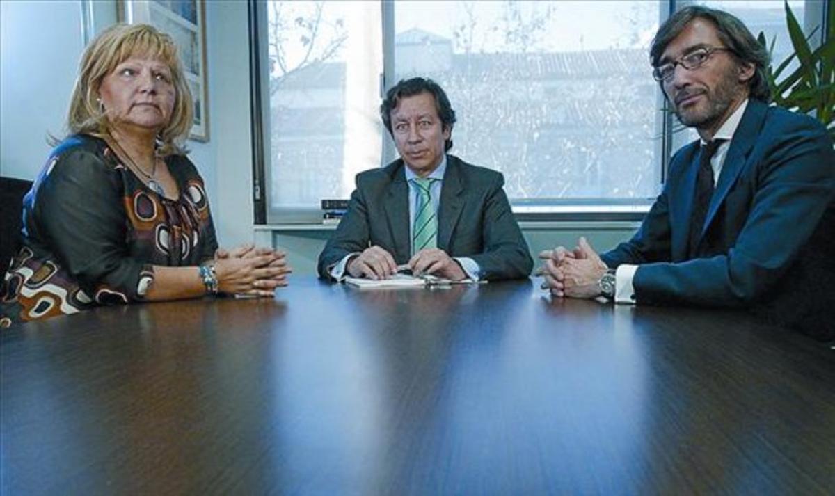 Ángeles Pedraza, de l’AVT, durant la reunió amb els populars Carlos Floriano (centre) i Iñaki Oyarzabal. Ángeles Pedraza, de l’AVT, durant la reunió amb els populars Carlos Floriano (centre) i Iñaki Oyarzabal.