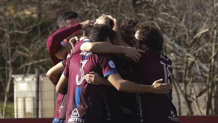 Los jugadores del Navarro celebran un gol de esta temporada.