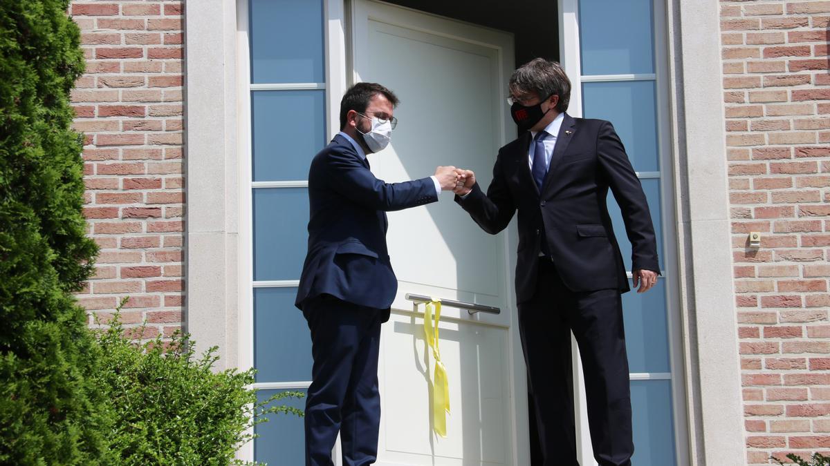 El president Pere Aragonès i Carles Puigdemont a la Casa de la República, a Waterloo.