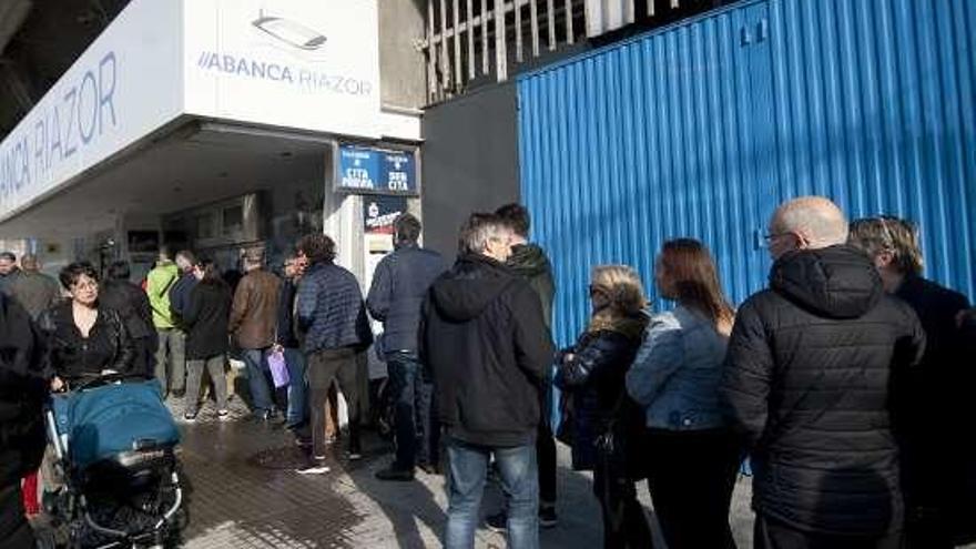 Colas en el estadio de Riazor.