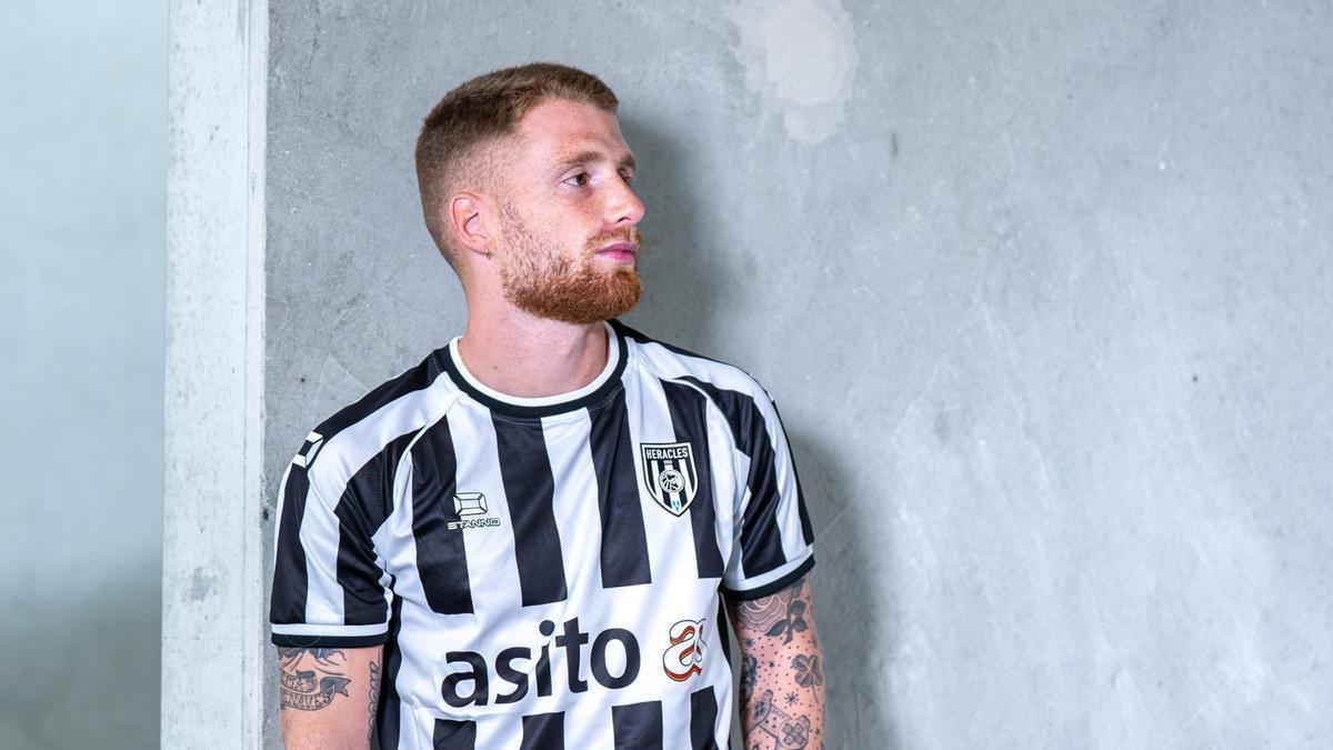 David Vicente, con la equipación de su nuevo club, el Heracles.