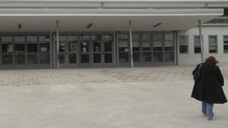 Entrada del colegio cambrés Portofaro, donde ayer se reunieron padres, director y grupos políticos.