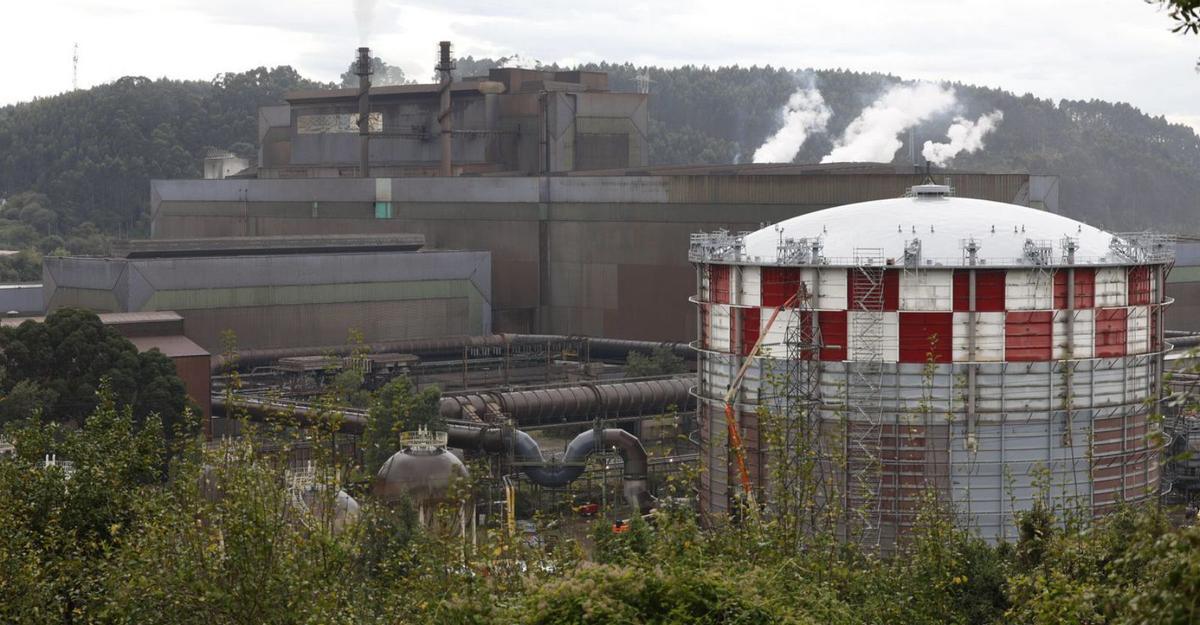 En primer término, el gasómetro de la acería LD-III  de Avilés.  | LUISMA MURIAS