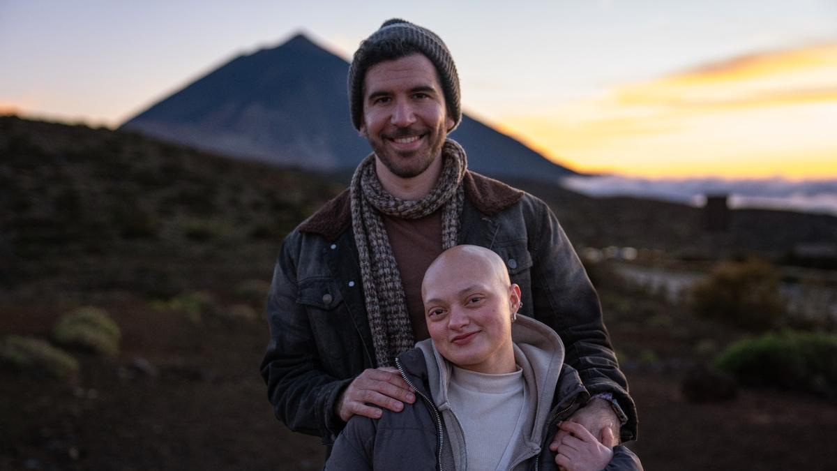 Los actores Nathaly de la Cruz y Daniel San Ginés, protagonistas del corto 'Colapso', durante la grabación en el Parque Nacional del Teide.