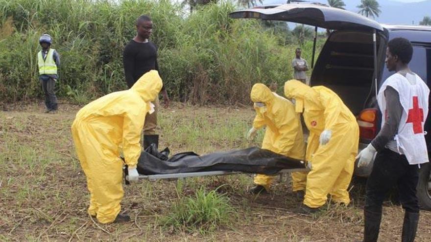 Personal sanitario transporta a una víctima del ébola.