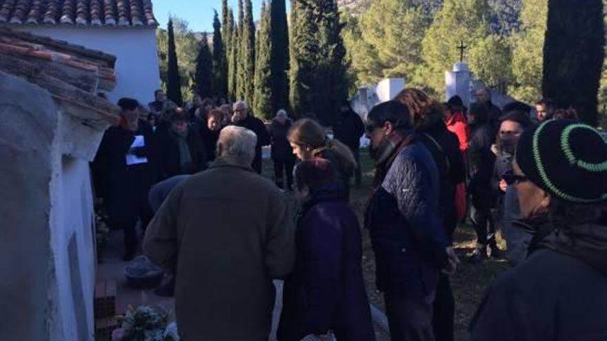 el cementerio de cirat reunió ayer a un reducido grupo de personas para estar presente en un entierro cargado de simbolismo y emotividad. Los restos de Vicente Santolaria viajaron desde la localidad de Lleida de Tremp y a ahora ya podrán descansar en el municipio del Alto Mijares . f Empar Marco TV3