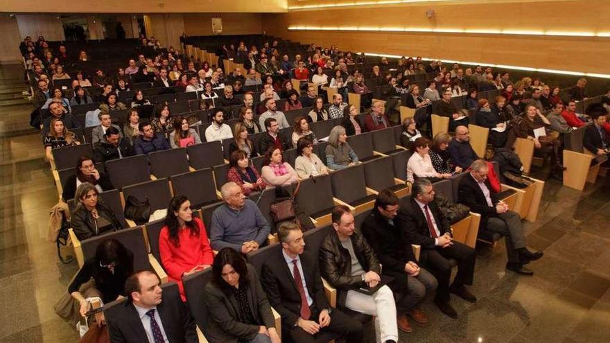 Directivos de centros escolares de toda la provincia, en el edificio administrativo de Campolongo. // G.S.