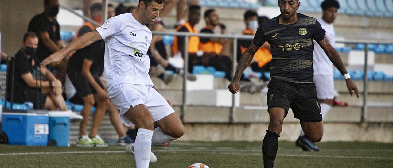 Rafa Gimeno conduce el balón ante un rival del Torrent, anteayer en el partido en la Murta | PERALES IBORRA