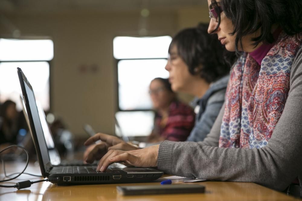 "Editatón" de la Wikipedia en la biblioteca del Campus de Humanidades