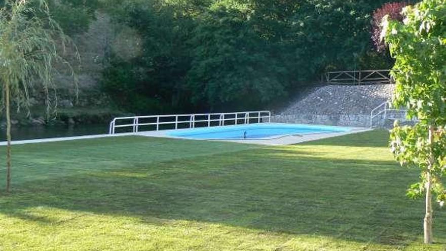 Entorno de la playa y piscina fluvial de Cerdedo.