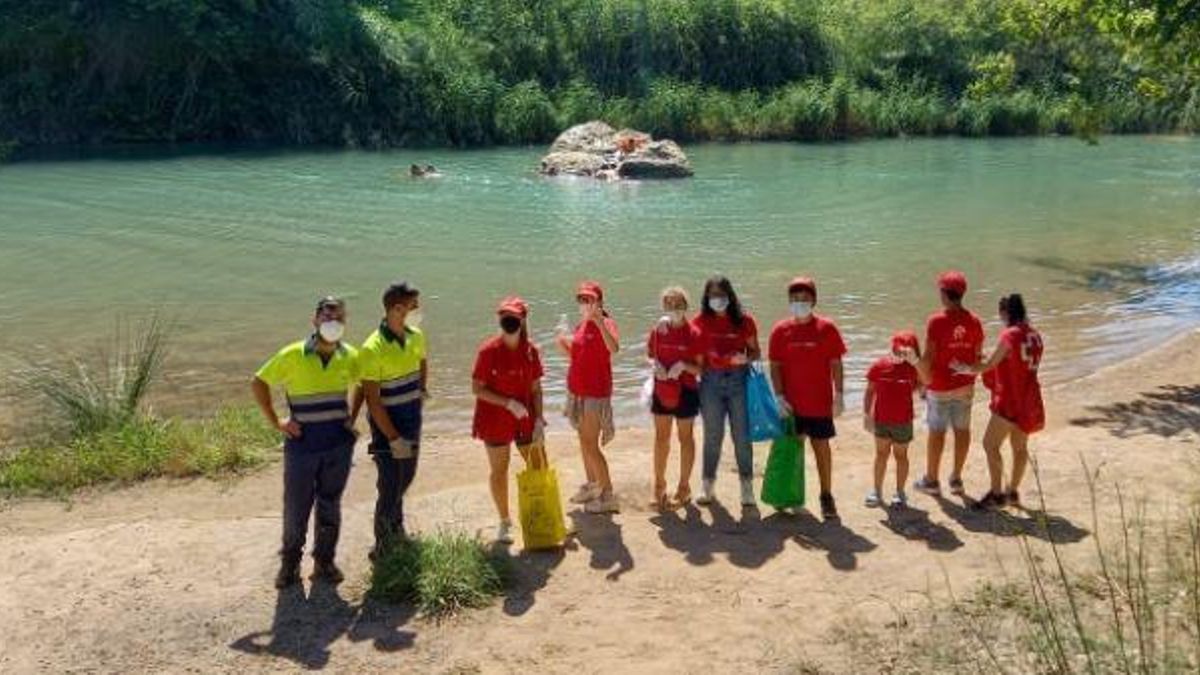 Una de las acciones de la iniciativa 'La tribu de colors' de Cruz Roja Vila-real consistió en recoger restos en el cauce del río Millars. y clasificarlos.