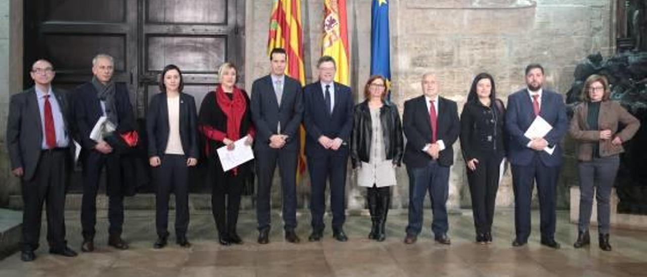 El presidente Puig con Rubén Alfaro y el resto de miembros de la FVMP en el Palau de la Generalitat.