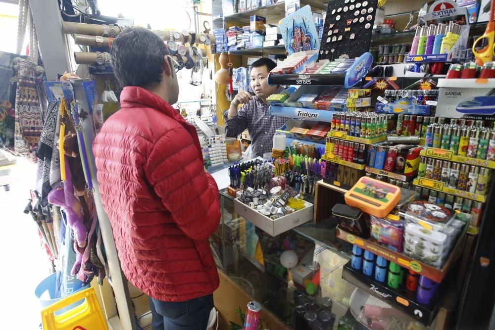 Trabajos de limpieza en la calle Llano Ponte de Avilés tras las inundaciones