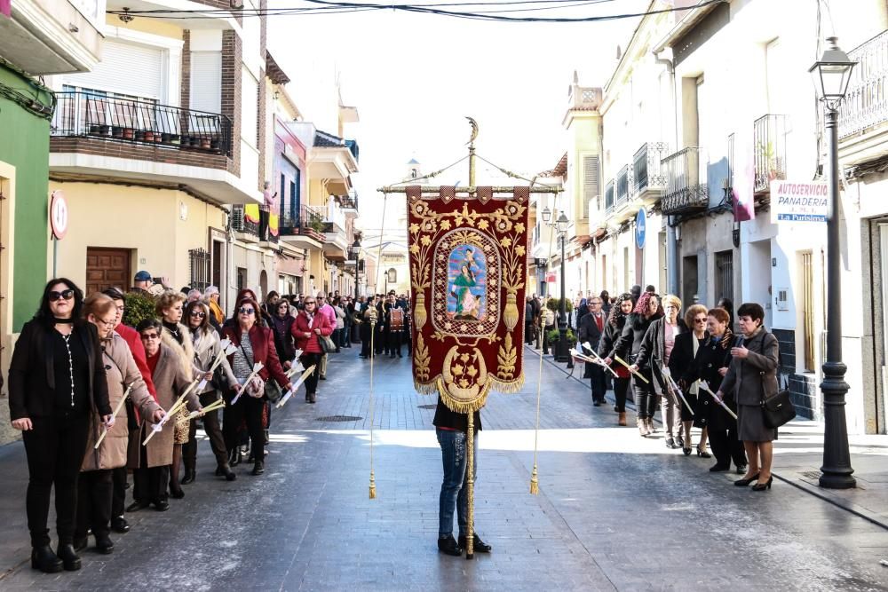 Miles de fieles han acompañado la imagen de Santa Águeda hasta su ermita en un camino jalonado por puestos de dulces