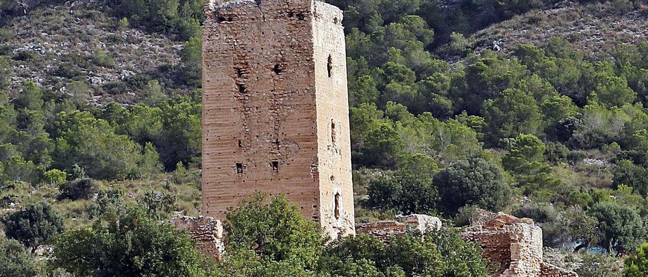 La tore y las ruinas del castillo de Llombai, en una imagen de archivo. | VICENT M. PASTOR