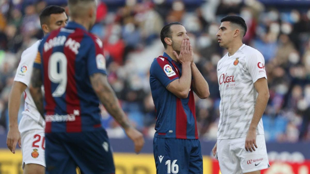 Roberto Soldado se lamenta de una ocasión errada frente al Mallorca, en Orriols. | J.M.LÓPEZ