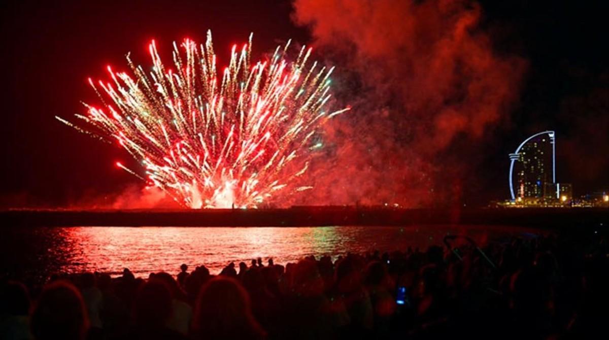 Fuegos artificiales en la barceloneta  