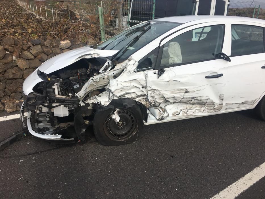 Dos heridos al volcar un coche en la carretera de Los Jameos al Mirador del Río