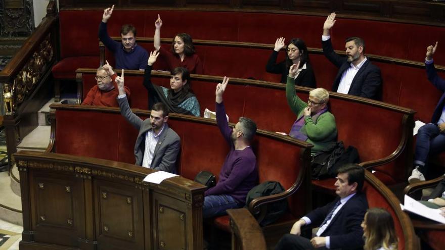 Momento en que los componentes del Govern del Rialto votan en contra de la comisión de investigación sin Joan Ribó.