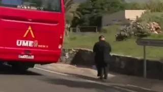 Dudas sobre el protocolo del hantavirus por el crucero 'MV Hondius' tras bajar una persona de la guagua en Tenerife con un EPI en la mano