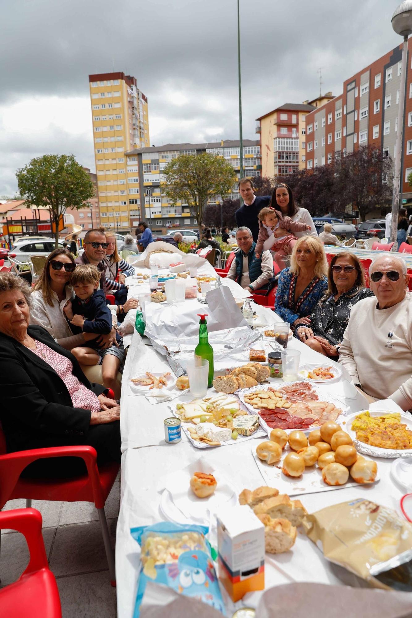 EN IMÁGENES: La comida popular de las fiestas del Puchero de Villalegre, en Avilés