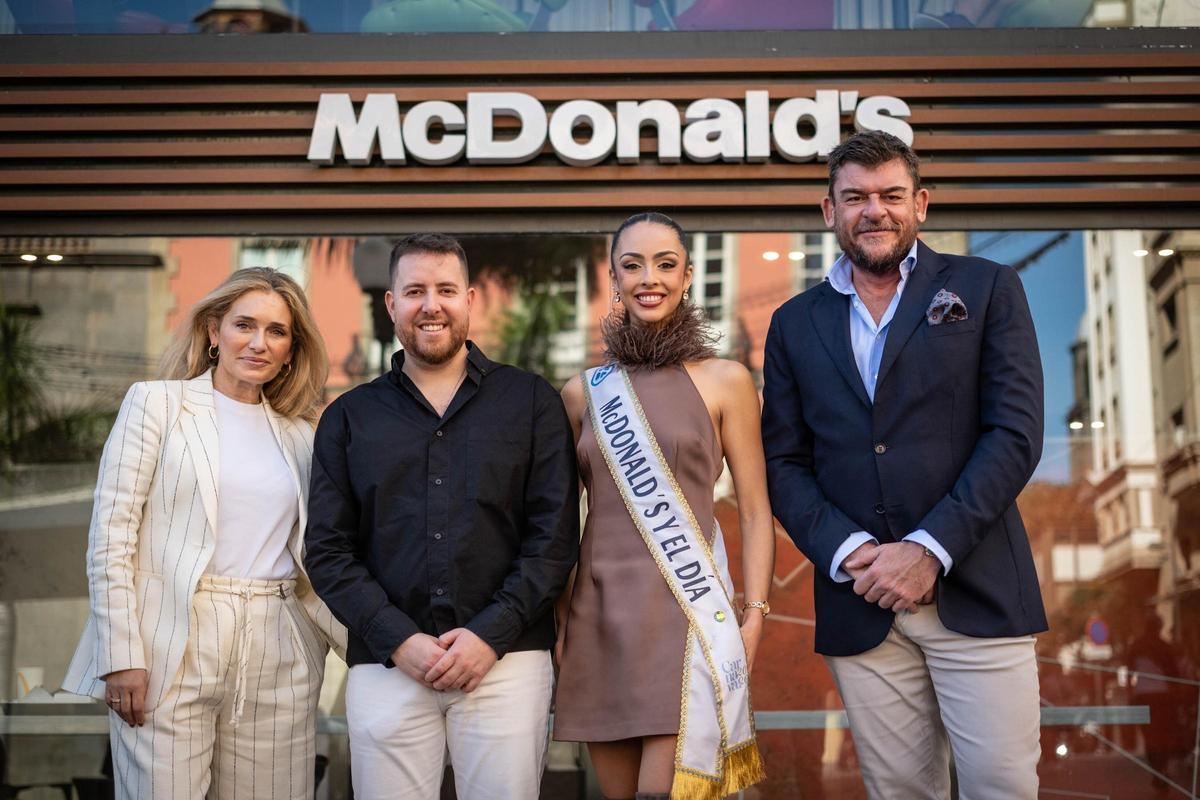 Visita de la candidata a reina de McDonald's y El Día a uno de los restaurantes