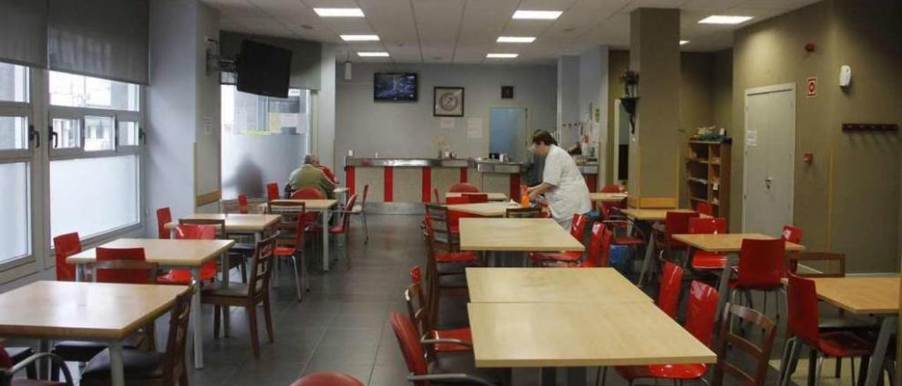 Cafetería del centro social de Cangas, que el Concello saca a concurso. // Gonzalo Núñez