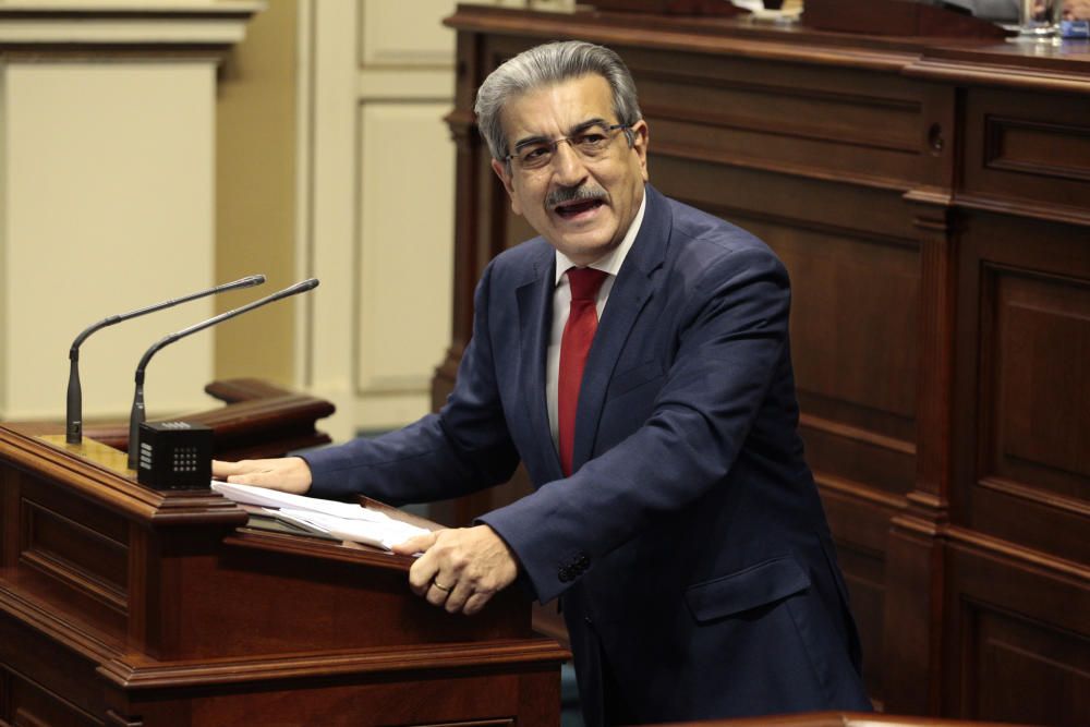 Pleno en el Parlamento de Canarias