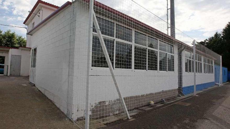 El campo cuenta ahora con una cantina cerrada desde la que poder ver el partido. // Bernabé/Cris M.V.