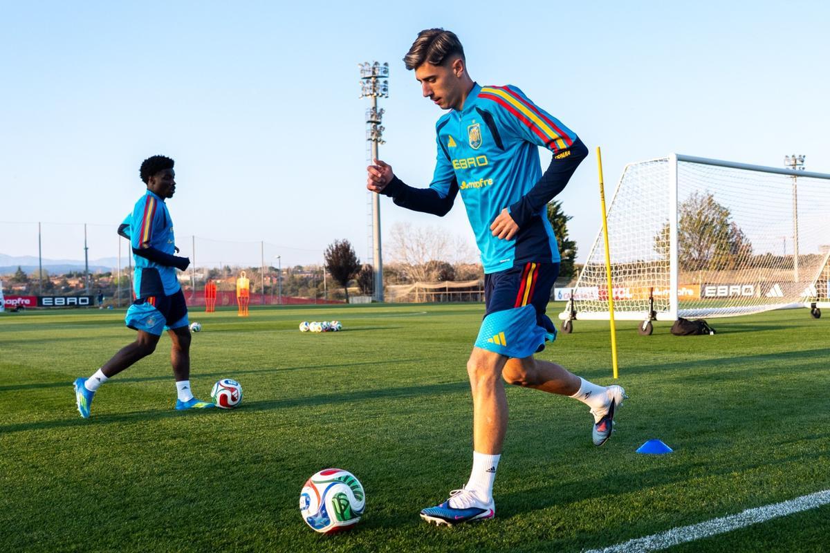 Dani Requena, durante un lance del primer entrenamiento de España sub-21 en Las Rozas, el pasado lunes.