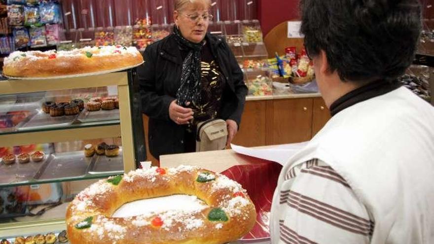 Varios vecinos de Lalín comprando, ayer, roscones